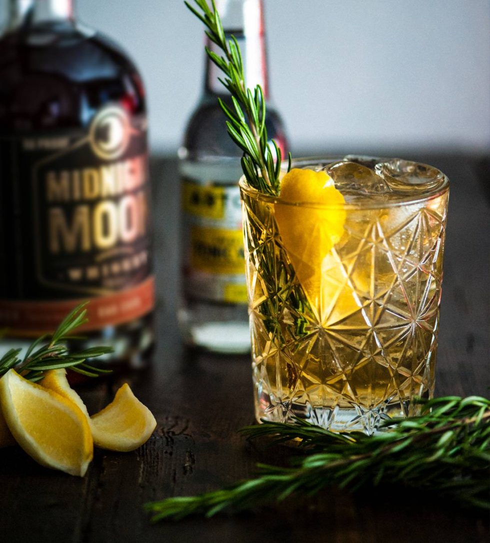 WHISKY & INDIAN TONIC WATER Artonic